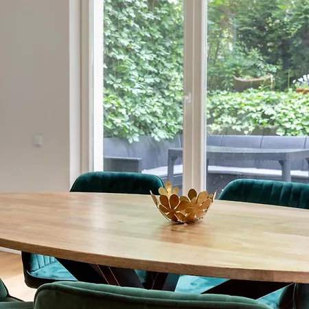 Global Living - Design I I Beamer I Kitchen I Terrace I Appartement Berlin