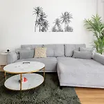 Global Living - Design I I Beamer I Kitchen I Terrace I Lägenhet Berlin