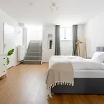 Global Living - Design I I Beamer I Kitchen I Terrace I Lägenhet Berlin