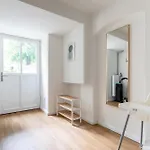 Global Living - Design I I Beamer I Kitchen I Terrace I Lägenhet Berlin