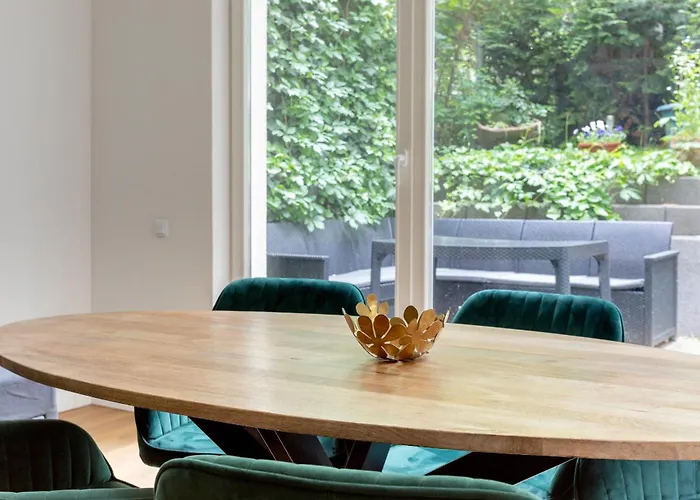 Global Living - Design I I Beamer I Kitchen I Terrace I Lägenhet Berlin